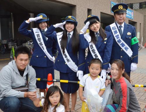 大阪府警松原署の一日署長に就任し、市民と記念撮影に応じるアイドルグループ「ＮＭＢ48」のメンバー