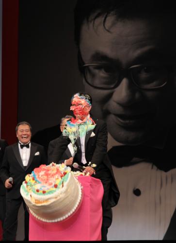 三谷幸喜氏は、ケーキに顔を押し付けられ…左は大笑いする西田敏行