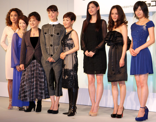 舞台「８人の女たち」の製作発表に登場した（左から）浅野温子、荻野目慶子、加賀まりこ、大地真央、戸田恵子、マイコ、牧瀬里穂、南沢奈央