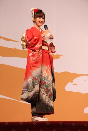 あでやかな着物姿であいさつをした２０１１年度ミス日本グランプリの谷中麻里衣さん