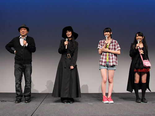 『ゾンビデオ』完成披露試写会に出席した右から中島早貴、矢島舞美、鳥居みゆき、村上賢司監督