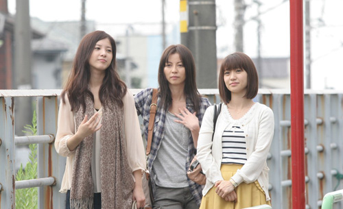 月９ドラマ「私が恋愛できない理由」で（左から）吉高由里子、香里奈と共演中の大島優子