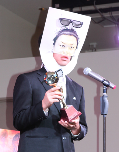 「第３回日本３Ｄメガネベストドレッサー賞授賞式」でマツコ・デラックスの“あごマネ”を披露するＨＥＹ！たくちゃん