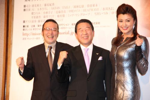 「だいじょうぶ、日本！」の司会、徳光和夫アナ（中央）と藤原紀香（右）、左はひばりプロダクションの加藤和也社長