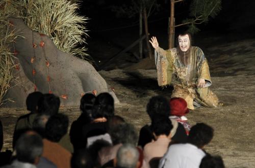 浜辺に組まれた特設舞台で、俊寛を演じる中村勘三郎