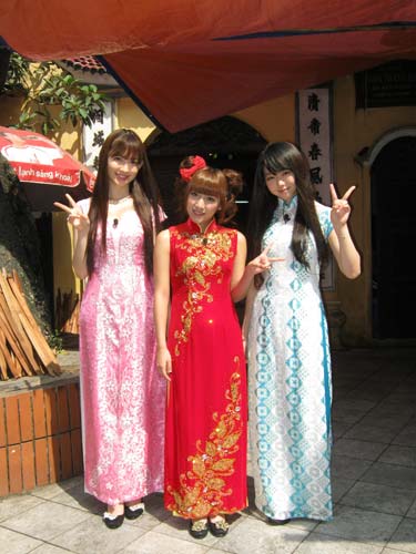 ベトナムでアオザイを着るノースリーブスの３人。左から小嶋陽菜、高橋みなみ、峯岸みなみ