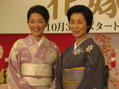 ドラマ「花嫁のれん」の製作発表に出席した羽田美智子（左）と野際陽子