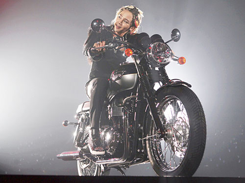 来日公演で大型バイクにまたがって登場したチャン・グンソク（Ｃ）フラウ・インターナショナル