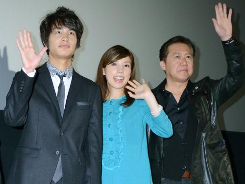 映画「ハラがコレなんで」の舞台あいさつに登場した（左から）中村蒼、仲里依紗、石橋凌