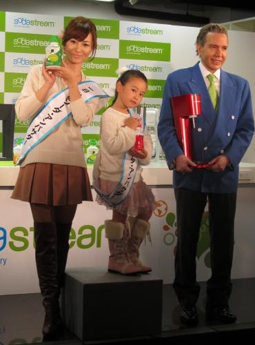 家庭用炭酸水メーカー「ソーダストリーム」イベントに出席した新山千春、小春の母娘とデーブ・スペクター
