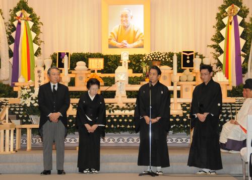 中村芝翫さんの遺影を前にあいさつする（左から）松竹・大谷信義会長、雅子夫人、中村福助、中村橋之助