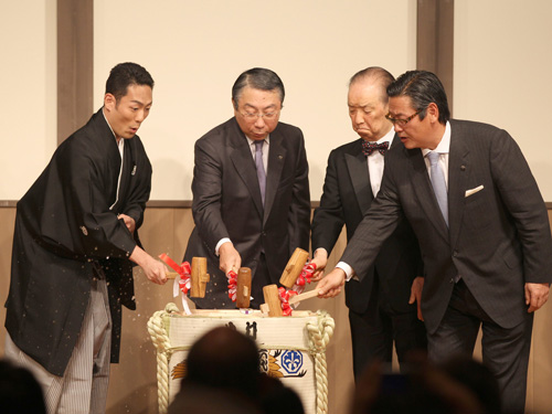 鏡抜きを行う（左から）中村勘太郎、大谷・松竹会長、海部俊樹元首相、迫本・松竹社長