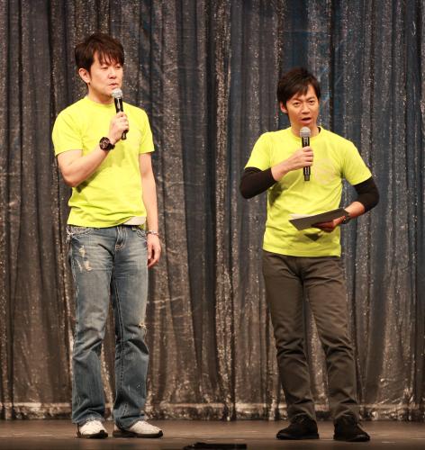 ＜東日本大震災復興祭２０１１＞被災者支援のお笑いイベントでＭＣをつとめる土田晃之（左）と東貴博