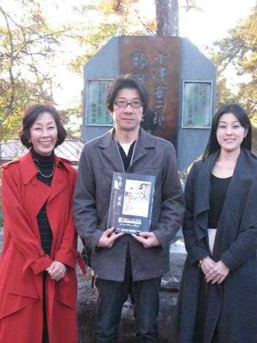 小津安二郎監督らの記念碑を訪れた（左から）大楠道代、阪本順治監督、原田麻由