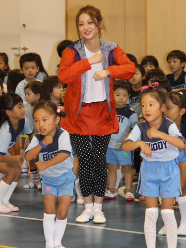 【画像・写真】佐々木希　園児とダンス「のぞみおね～さん！」