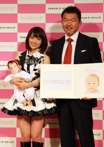 大島優子（左）と平野岳史・株式会社フルキャストマーケティング代表取締役社長