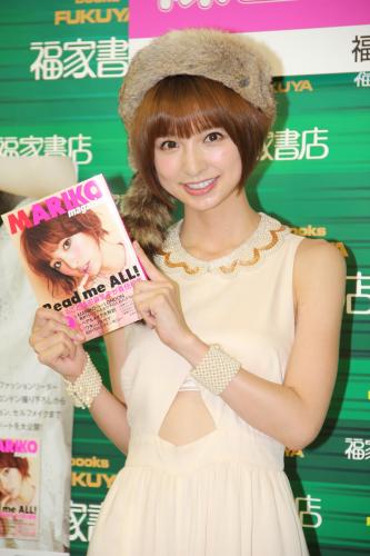 ファッションブック「ＭＡＲＩＫＯ／ｍａｇａｚｉｎｅ」発売記念握手会を行った篠田麻里子