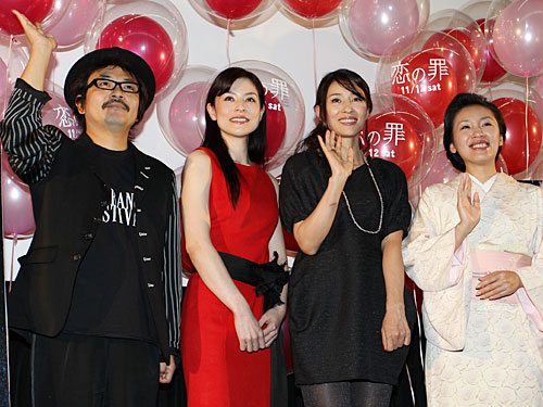 「恋の罪」完成披露報告会に出席した（左から）園子温監督、冨樫真、水野美紀、神楽坂恵
