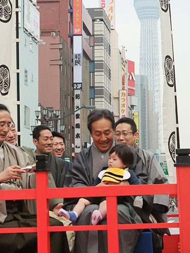 浅草で行われた「第２３回東京時代祭」のパレードに参加した中村勘三郎（手前右）は、勘太郎（左から３人目）の長男で初孫の七緒八くんを抱っこ