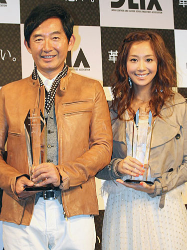 ベストレザーニスト授賞式に登場した石田純一（左）と優香
