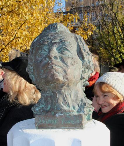 ５日、モスクワ市内の公園で除幕された新藤兼人監督の頭像