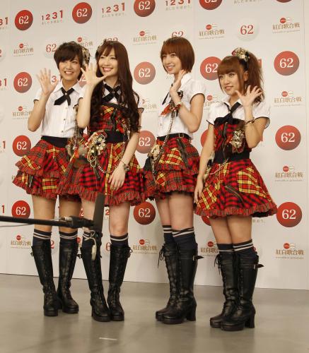 紅白を笑顔でＰＲする（左から）宮澤佐江、小嶋陽菜、篠田麻里子、高橋みなみ