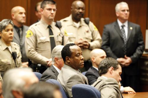 ７日、米ロサンゼルス郡地裁に出廷したジャクソンさんの専属医マーレー被告（手前中央）