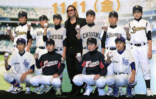 主演映画「マネーボール」の舞台あいさつ後、宮城県の野球少年たちと記念写真に納まる俳優のブラッド・ピット