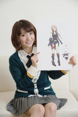 自らがデザインしたオリジナルコスチュームのイラストを手に笑顔を見せるＡＫＢ４８大島優子