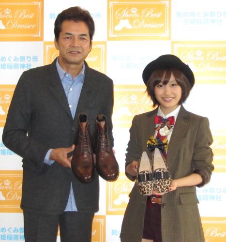 シニア部門受賞の倉石功と、高橋愛は賞品の靴を手に笑顔