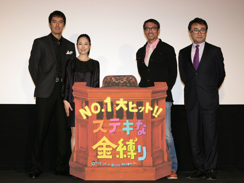 映画「ステキな金縛り」の舞台あいさつに出席した（左から）阿部寛、深津絵里、中井貴一、三谷幸喜監督