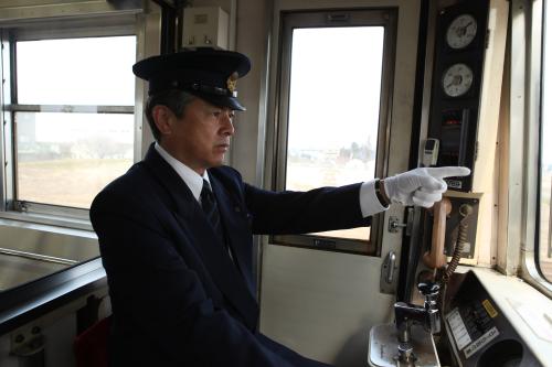映画「ＲＡＩＬＷＡＹＳ　愛を伝えられない大人たちへ」の１シーン。三浦友和は電車の運転士役
