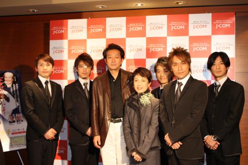 故星野哲郎氏の追悼公演を発表した水前寺清子（左から４人目）ら