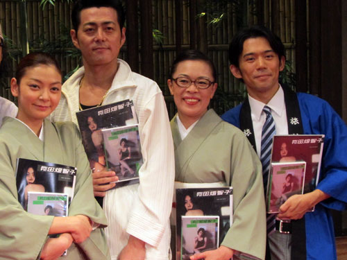 「わらいのまち」会見に出席した（左から）田畑智子、宅間孝行、柴田理恵、岡田義徳