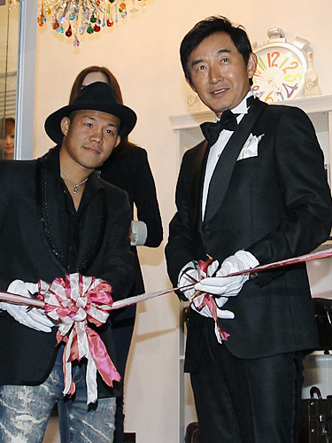 「ガガ　ミラノ」白金店開店イベントに出席した亀田興穀（左）と石田純一