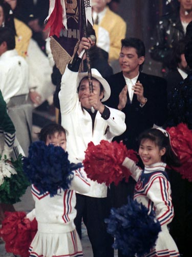 １９９０年の紅白歌合戦で白組の勝ちに喜ぶ西田敏行（中央）