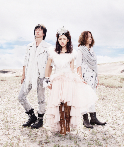 ３人組ユニット「ｅａｒｔｈｍｉｎｄ」で歌手デビューするグラビアアイドル松井絵里奈。左はベースのジュンタカイ、右はギターのオミー