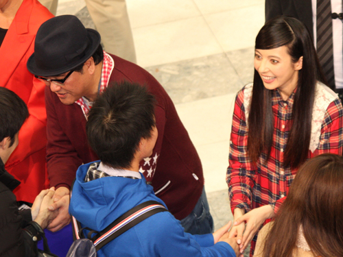 【画像・写真】ベッキー、東日本大震災復興支援の握手会