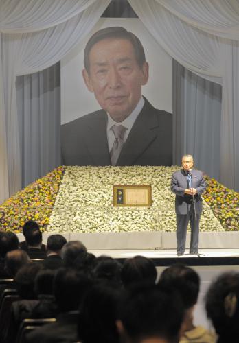 東京国際フォーラムで開かれた藤田まことさんをしのぶ会で、あいさつする森喜朗元首相