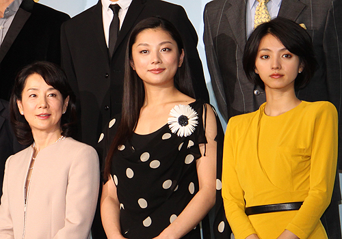 映画「北のカナリアたち」製作発表会見に登場した（左から）吉永小百合、小池栄子、満島ひかり