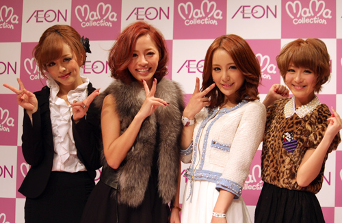 「イオン×ママコレクション　ファッションショー＆トークショー」に出席した（左から）板橋瑠美、小森純、桃華絵里、鈴木奈々