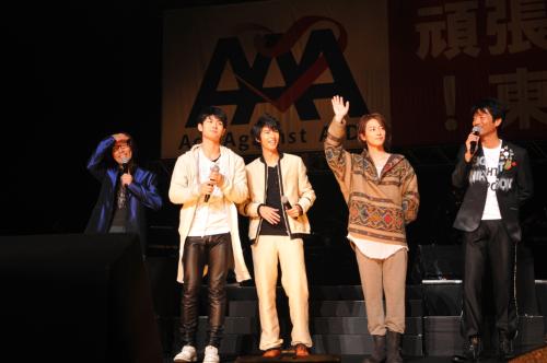 日本武道館で開催された「Ａｃｔ　Ａｇａｉｎｓｔ　ＡＩＤＳ２０１１「ＴＨＥ　ＶＡＲＩＥＴＹ　１９－頑張れ東北－」のに出演した（左から）岸谷五朗、三浦春馬、賀来賢人、佐藤健、寺脇康文