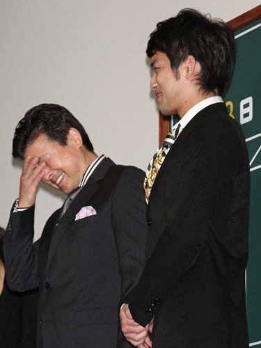 映画「ＲＡＩＬＷＡＹＳ」舞台あいさつでサプライズゲストの次男・貴大（右）に驚き顔を覆う三浦友和