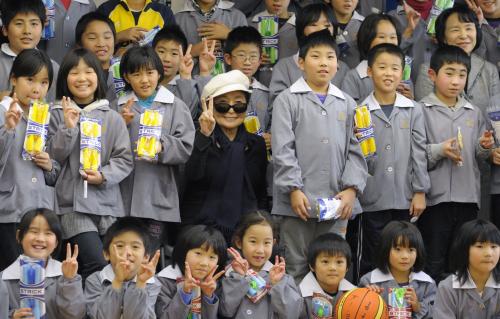 　佐原小学校を訪れ、児童らと記念写真に納まるオノ・ヨーコさん（中央）