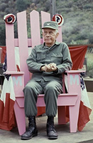 「マッシュＭＡＳＨ」のセットに座るハリー・モーガン氏。１９８２年、ロサンゼルスで撮影