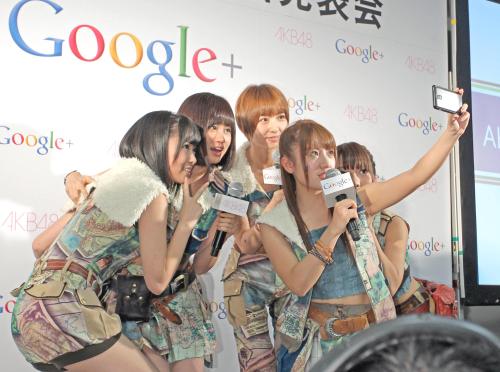 Ｇｏｏｇｌｅ＋に投稿するための写真を撮る（左から）指原莉乃、前田敦子、篠田麻里子、高橋みなみ、高城亜樹