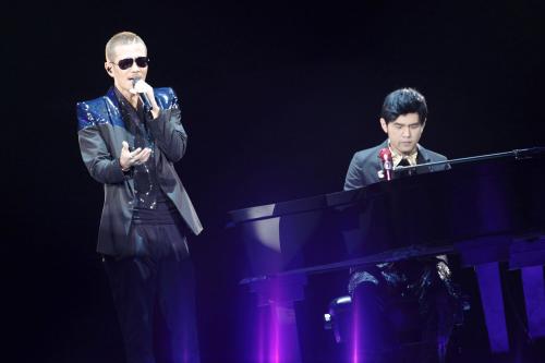 台湾出身の人気歌手ジェイ・チョウ（右）と共演したＥＸＩＬＥのＡＴＳＵＳＨＩ