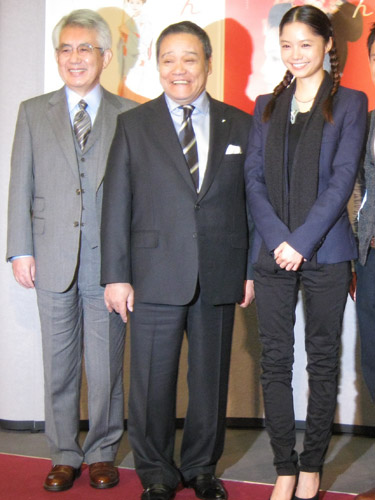 先月、ＮＨＫドラマ「蝶々さん」前編完成試写会に出席した（左から）市川森一さん、西田敏行、宮崎あおい