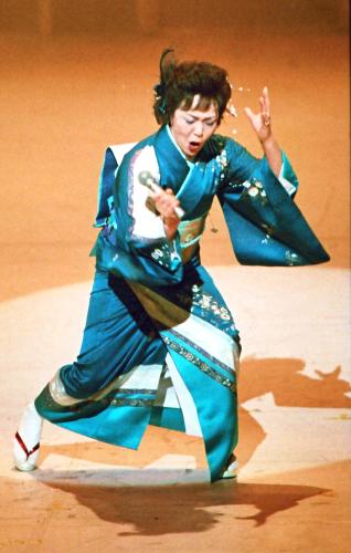 １９８８年の紅白歌合戦で熱唱する岸千恵子さん。歌手別の最高視聴率を記録した