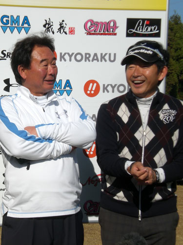 同組でラウンドした石田純一（右）と東尾修氏